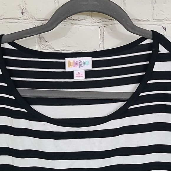 NEW LuLaRoe Irma Oversized Tee Black Stripe Short Sleeve Shirt High Low Knit Top - Picture 2 of 6
